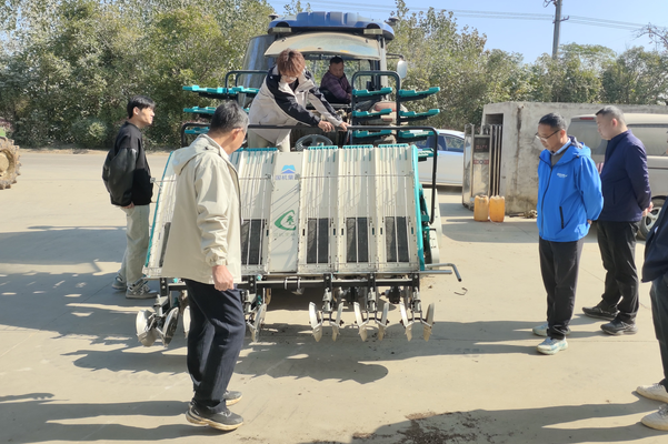 張營村開展“曙光在田埂跳躍”智慧農(nóng)機科普活動