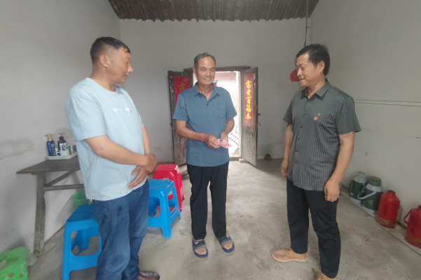 張營村開展“七一”慰問困難黨員活動