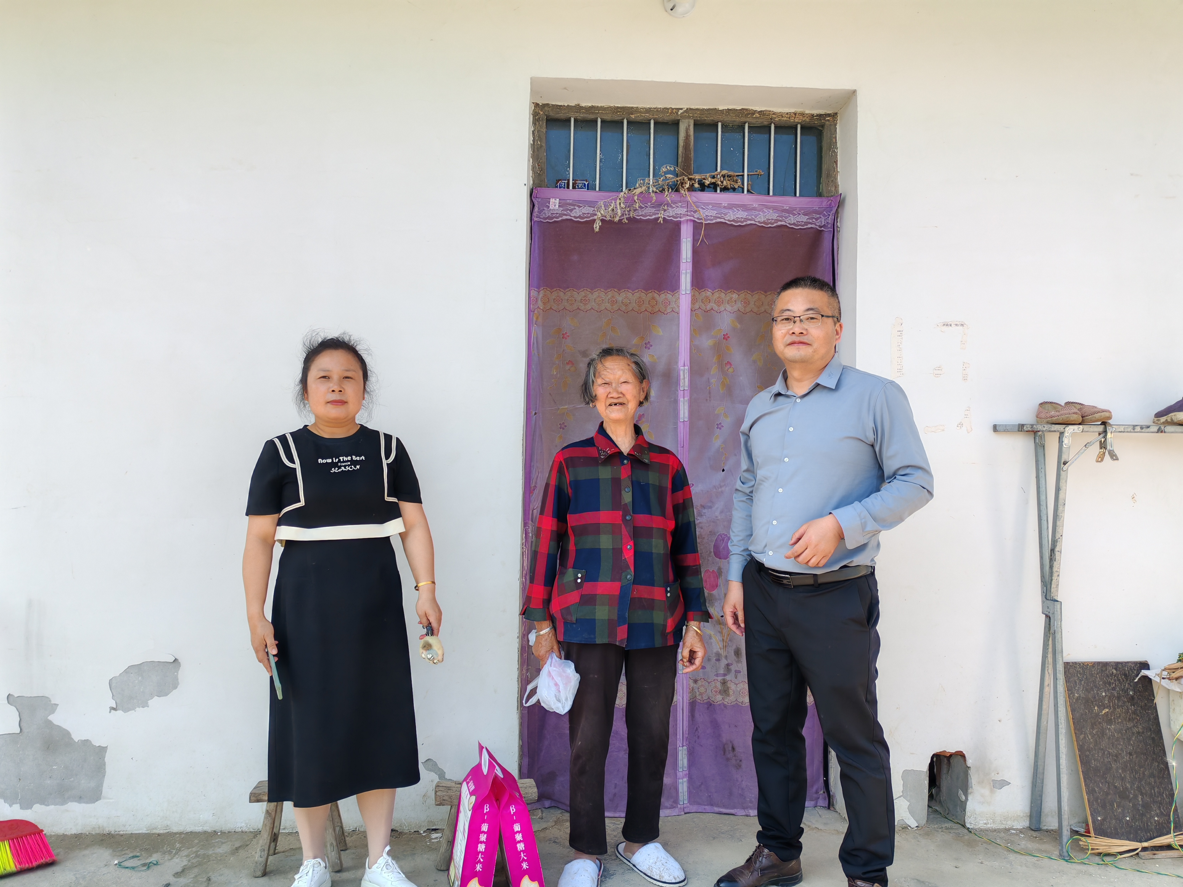 心系群眾冷暖 真情幫扶暖心