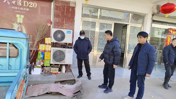 元通社區(qū)開(kāi)展下水道堵塞專(zhuān)項(xiàng)排查疏通行動(dòng)