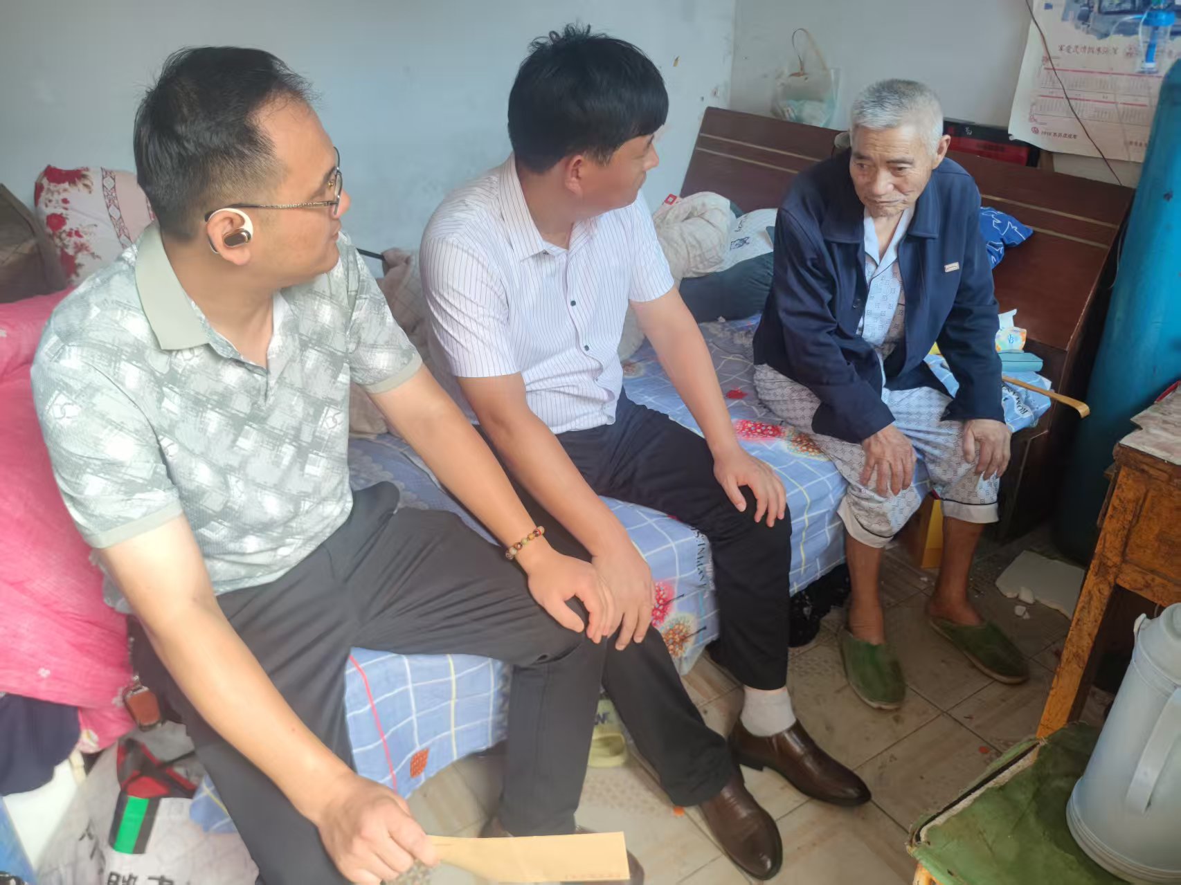 七一節前走訪慰問困難黨員