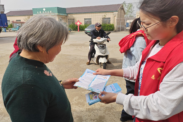 王橋村黨員志愿者積極宣傳生育政策