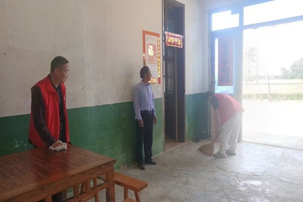 東風村黨總支開展志愿服務活動