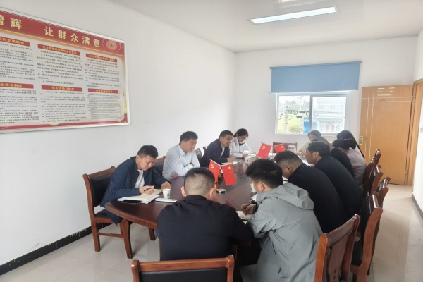 鎮黨委書記周啟春同志到東風村召開干部座談會