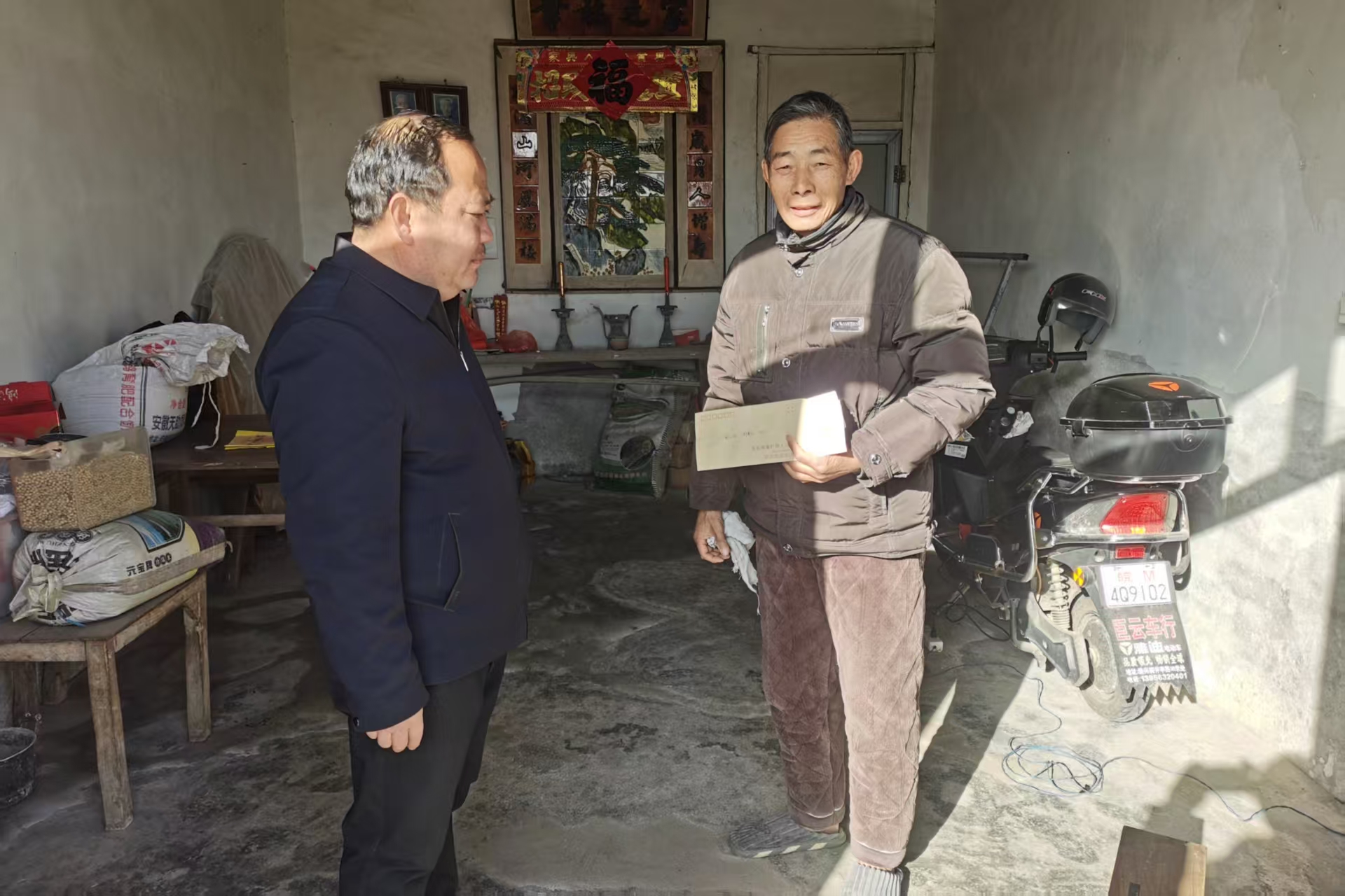 林山村黨總支走訪慰問轄區內困難黨員