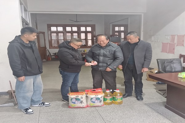 秦欄鎮慶祝村：春節慰問，情暖民心