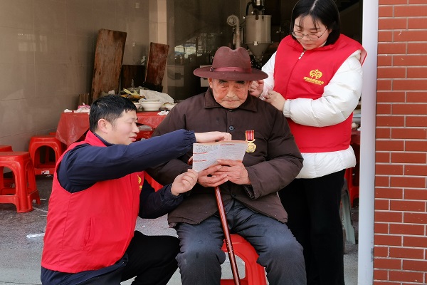 秦欄鎮慶祝村：老兵情懷永記，志愿溫暖相伴