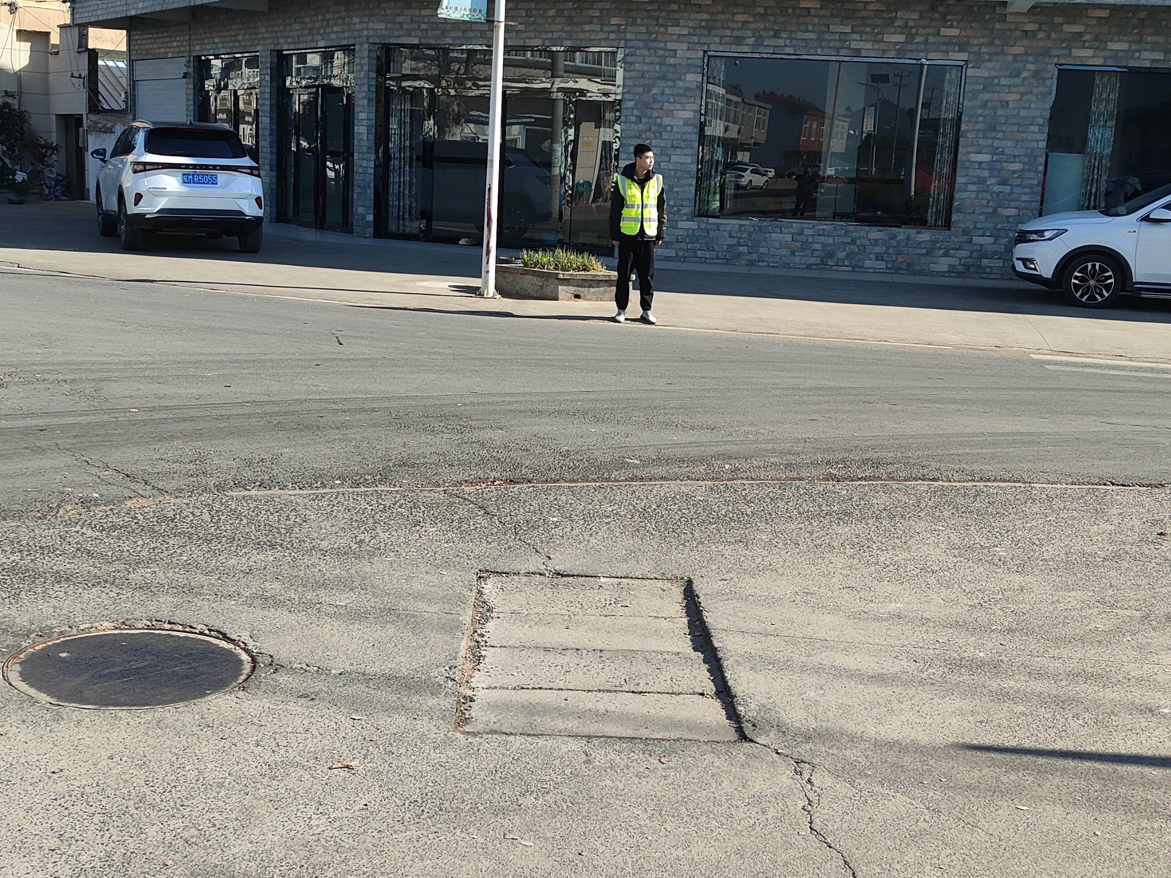 秦欄鎮新華社區維護道路安全