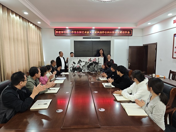 石梁鎮：清華美院名家婁建國贈墨寶 藝術賦能社區鄉村振興