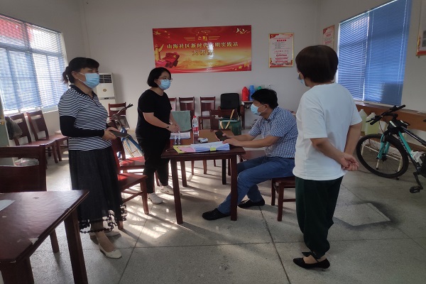 胡鎮長檢查并指導社區當前工作