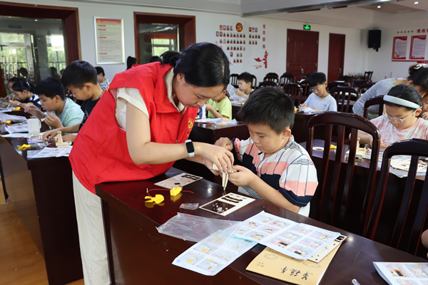 銅北村開展暑期科學手工活動課