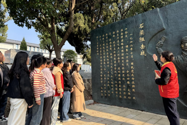 廣陵街道曙光社區(qū)開(kāi)展“清明追思，緬懷英烈”祭掃活動(dòng)