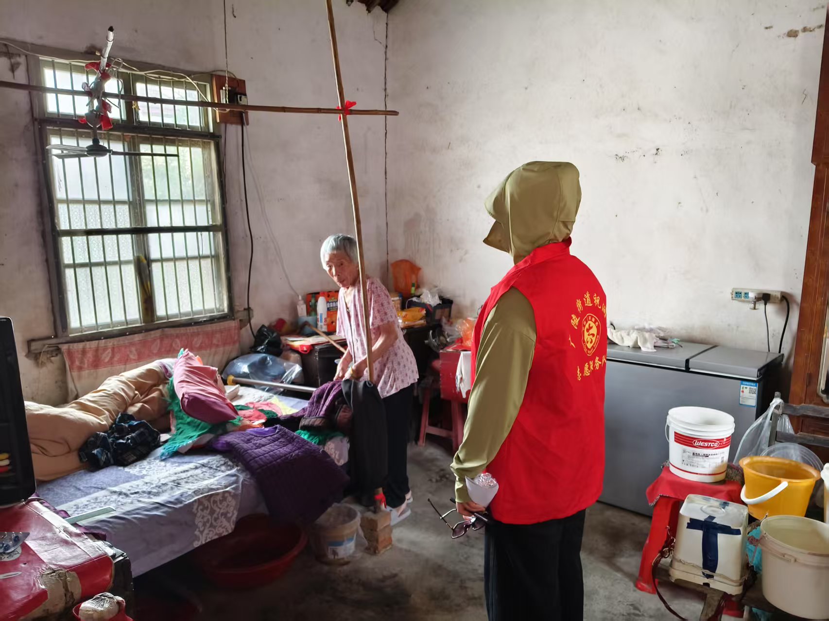 廣陵街道祝澗村：情暖夕陽紅！網格員入戶走訪困難老人