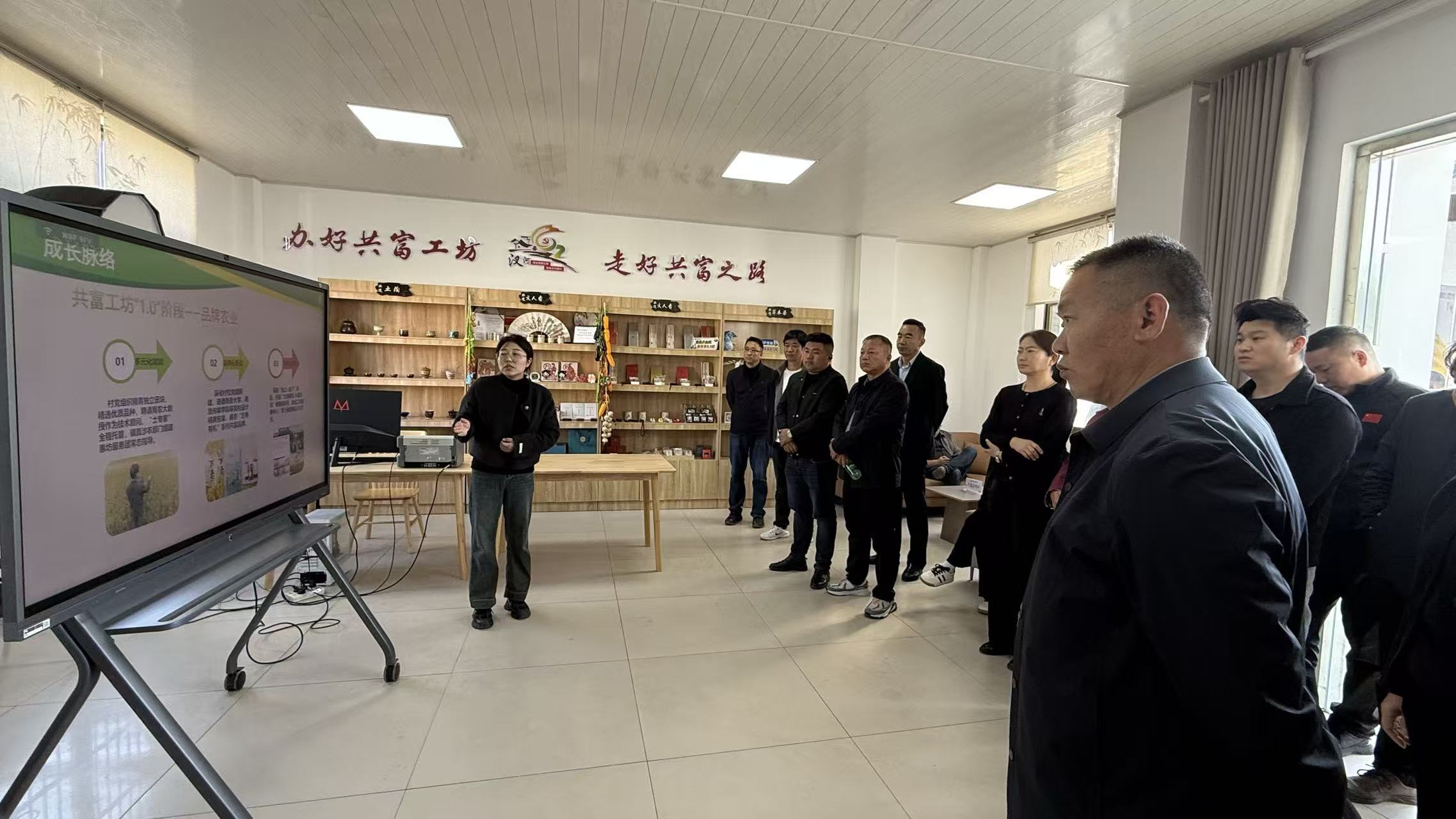 長豐縣村書記培訓班赴萬壽鎮汊河村觀摩 “萬壽有禮” 共富工坊 共探鄉村振興新路