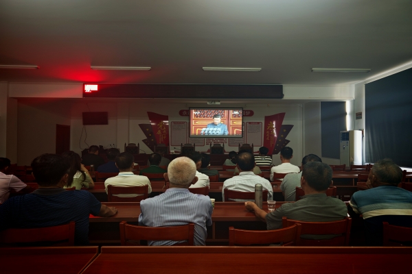 龍集社區組織黨員、群眾、退役軍人觀看紀念抗戰勝利80周年大會盛況