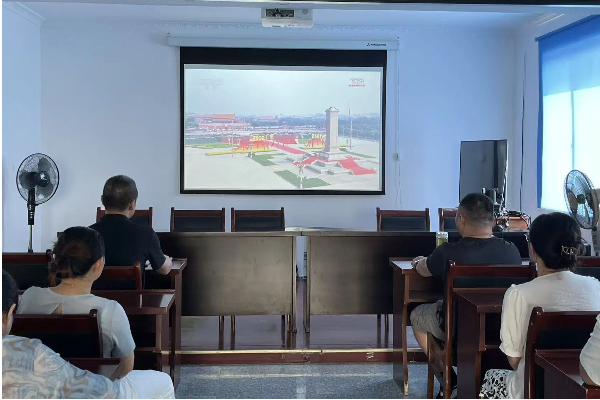 小關(guān)社區(qū)組織工作人員觀看紀念抗戰(zhàn)勝利80周年閱兵儀式