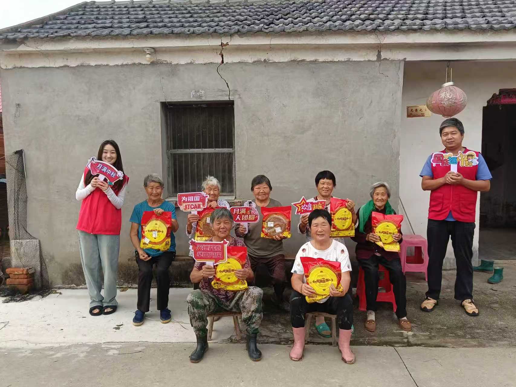 永豐鎮雙廟村：雙節入戶送月餅，溫情到家暖人心