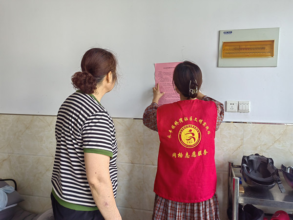 永豐鎮(zhèn)橋?yàn)成鐓^(qū)：政策送上門 防貧于未然