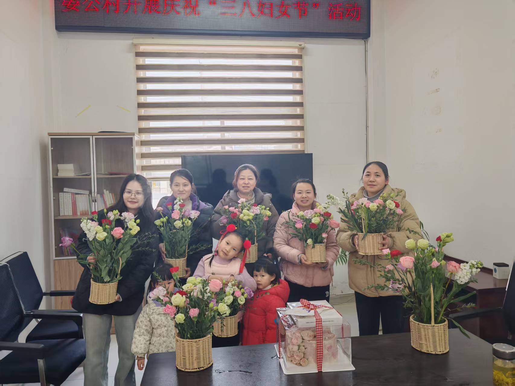 晏公村開展“芬芳巾幗 巧手插花”三八婦女節主題活動