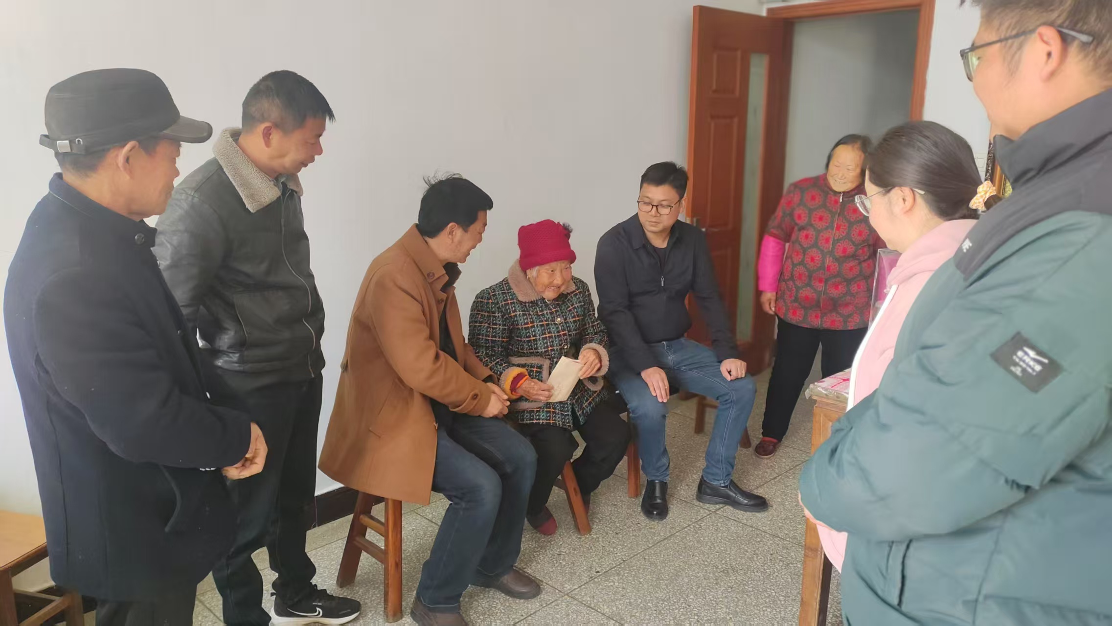 高巷村走訪慰問百歲老人 傳遞溫暖關懷