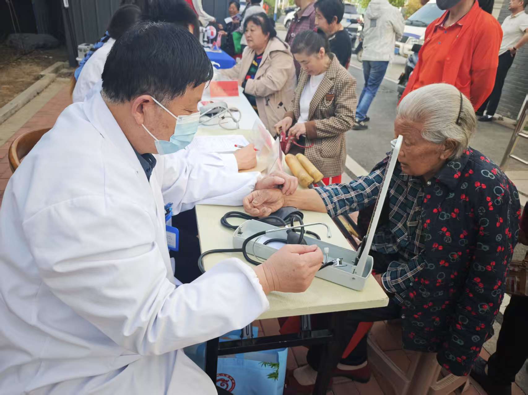 醫療衛生進社區 貼心服務暖民心