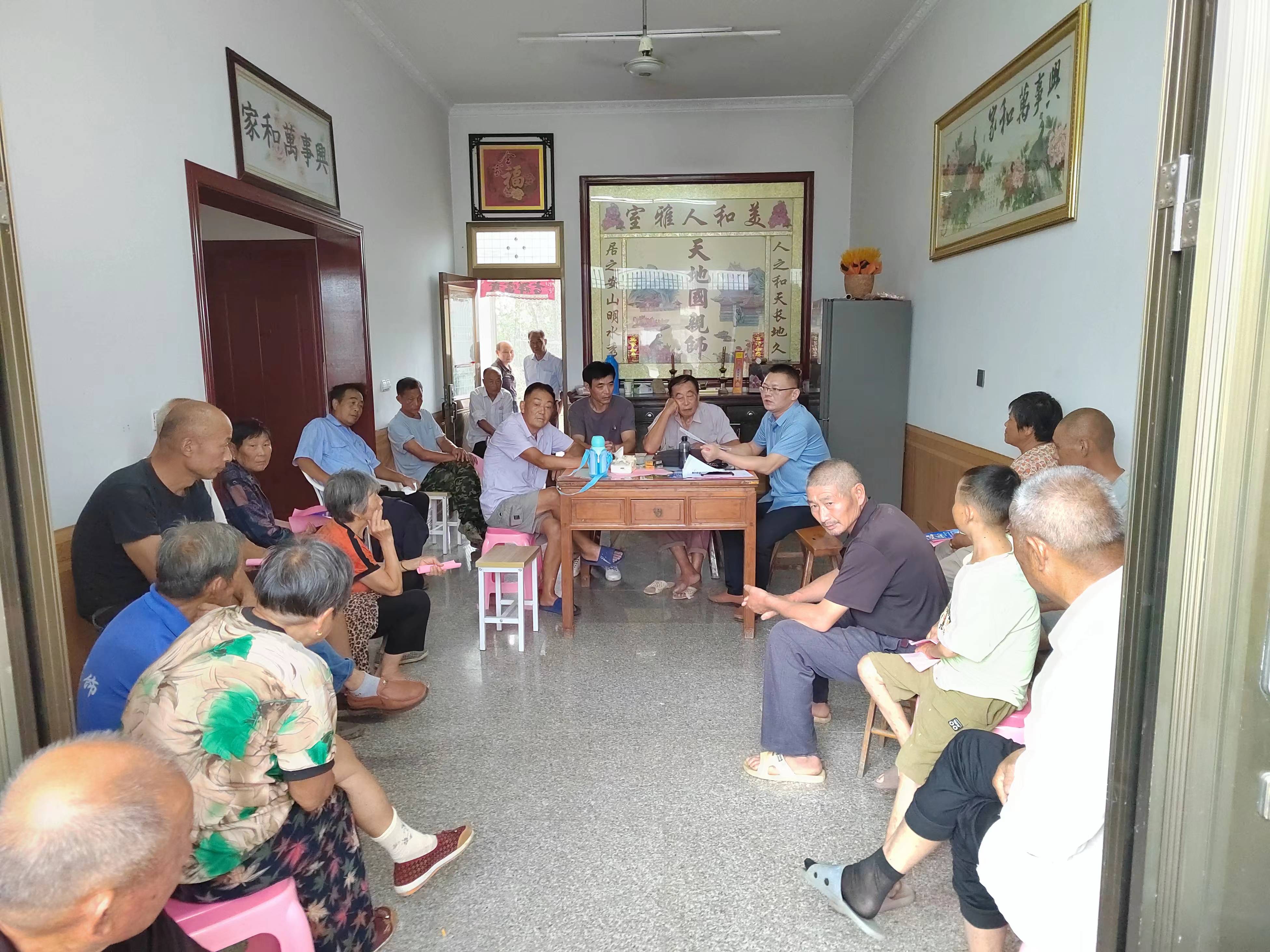 鮑橋村翁壩組召開二輪土地承包到期后再延長30年試點(diǎn)實(shí)施草案