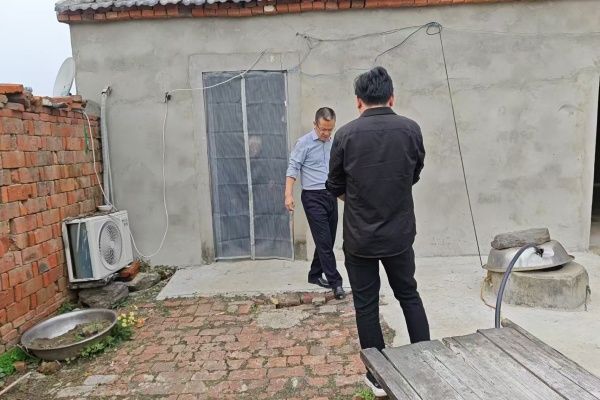 鎮(zhèn)領(lǐng)導(dǎo)查看長(zhǎng)安村困難群眾房屋修繕情況