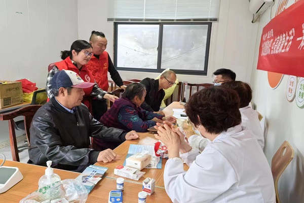 向陽社區攜手鎮衛生院開展義診活動