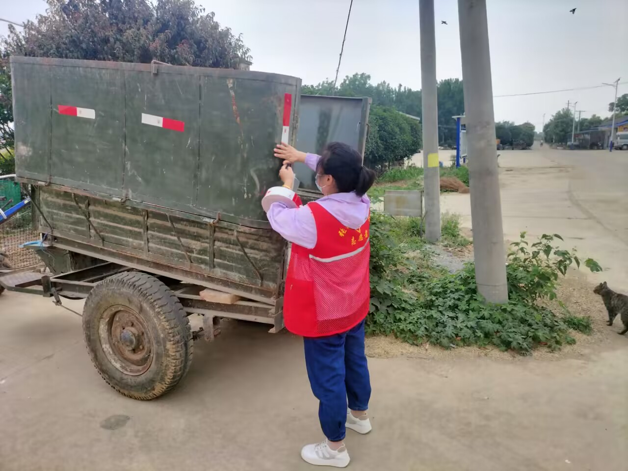 尚武村開展農(nóng)業(yè)機(jī)械粘貼反光標(biāo)識活動