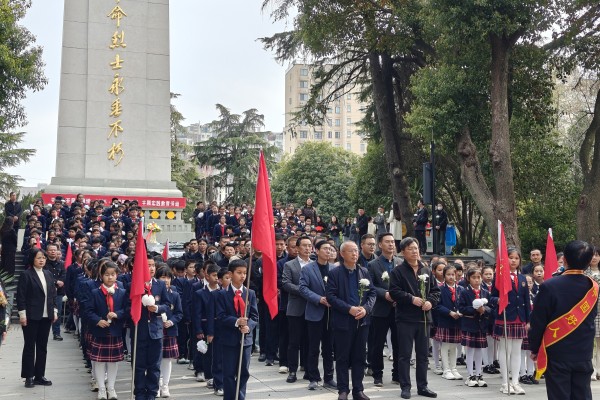 千秋街道園林社區(qū)：“追思懷遠(yuǎn)祭英烈 抖擻精神守初心” 主題黨日活動(dòng)